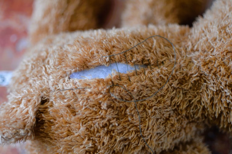 Réparation d’une peluche avec point d’échelle en cours