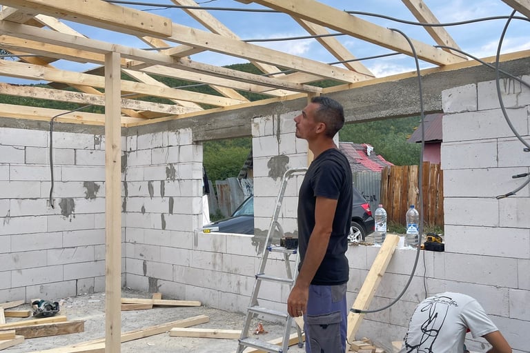 Nelo hjelper også til.