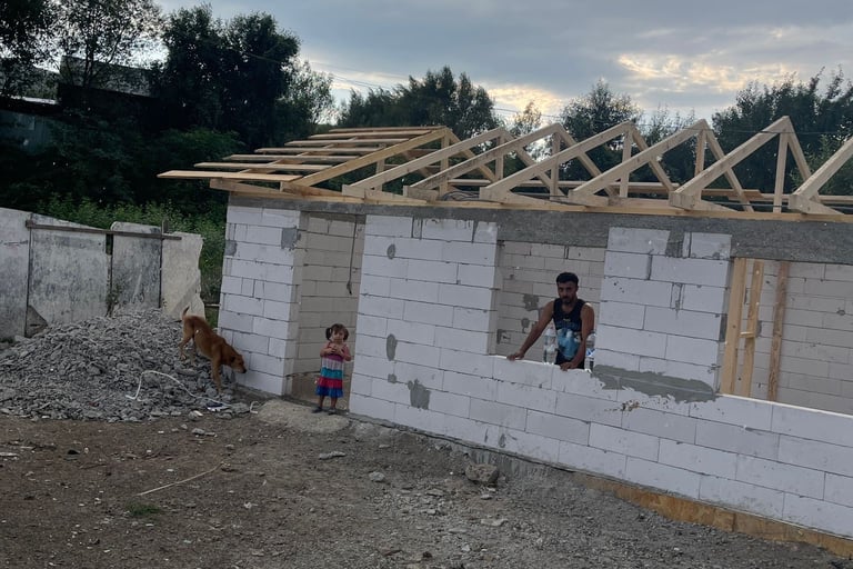 En glad far med sitt barn i det nye huset.