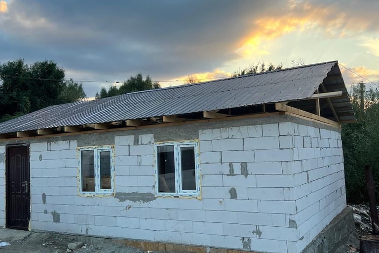 Vinduer og dører er på plass.