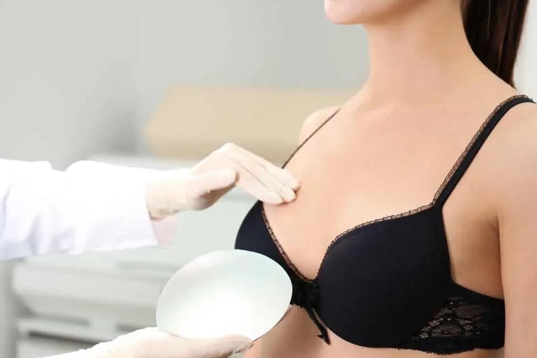 ब्रेस्ट इंप्लांट के बाद स्तन देखने में नकली लगते हैं।