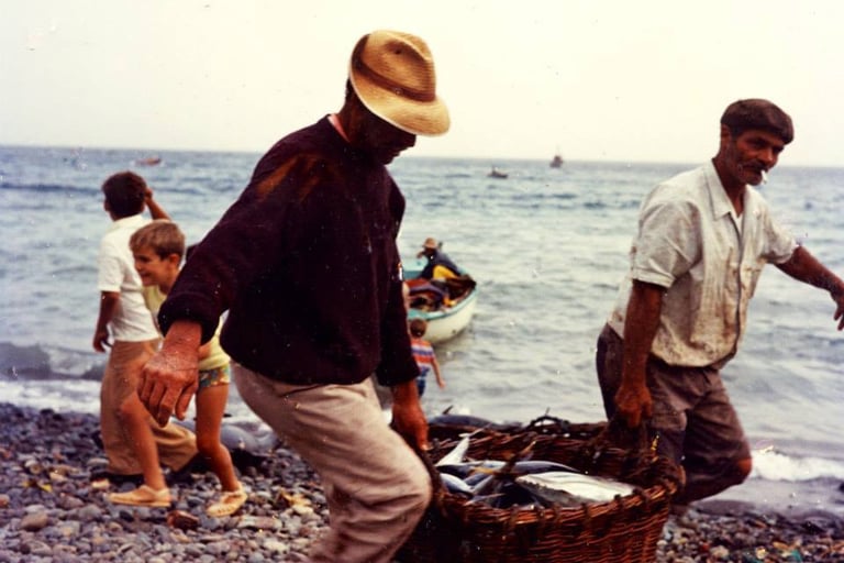 pescadores con cestas de pescado