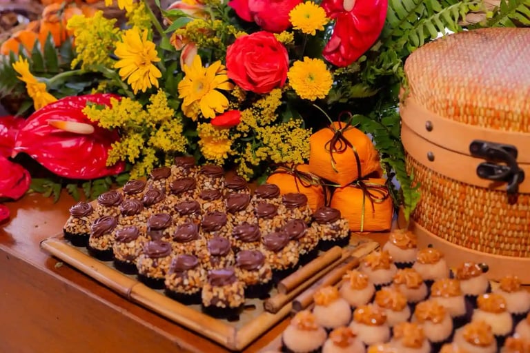 Deliciosos doces decorados com chocolate e cobertura de amendoim, rodeados por flores vibrantes, per