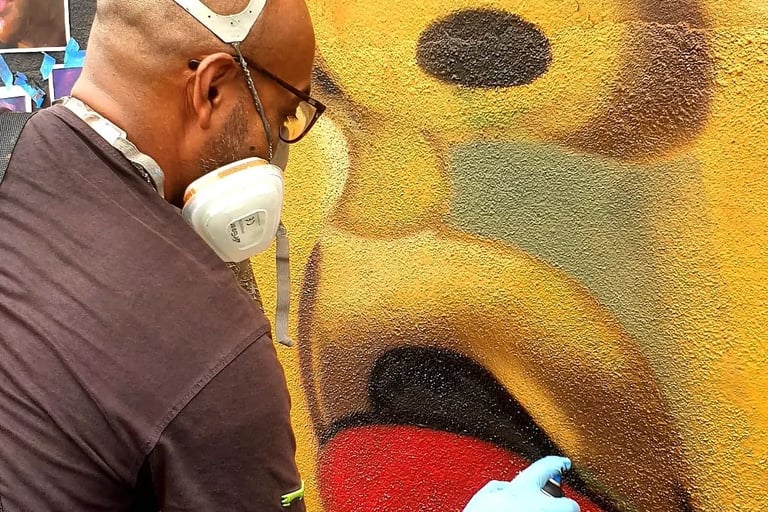 un homme entrain de peindre un visage