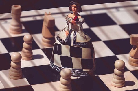 <img src= "Tournoi échecs féminin.jpg"alt="Tournoi échecs pour filles"> 