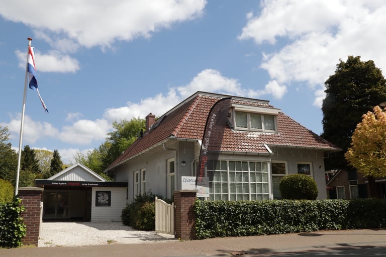 Straatzicht van atelier Glasuniek in Norg
