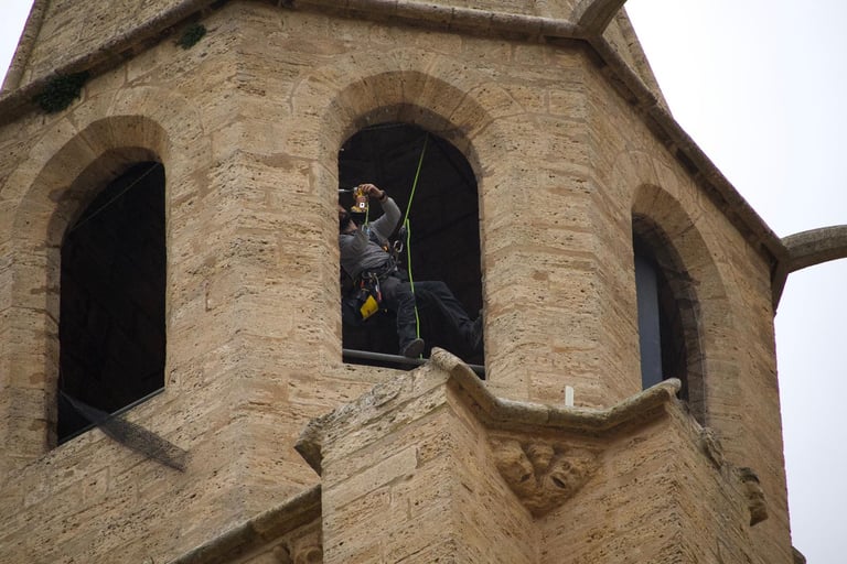 Pose de pics anti-pigeon sur une église en Occitanie