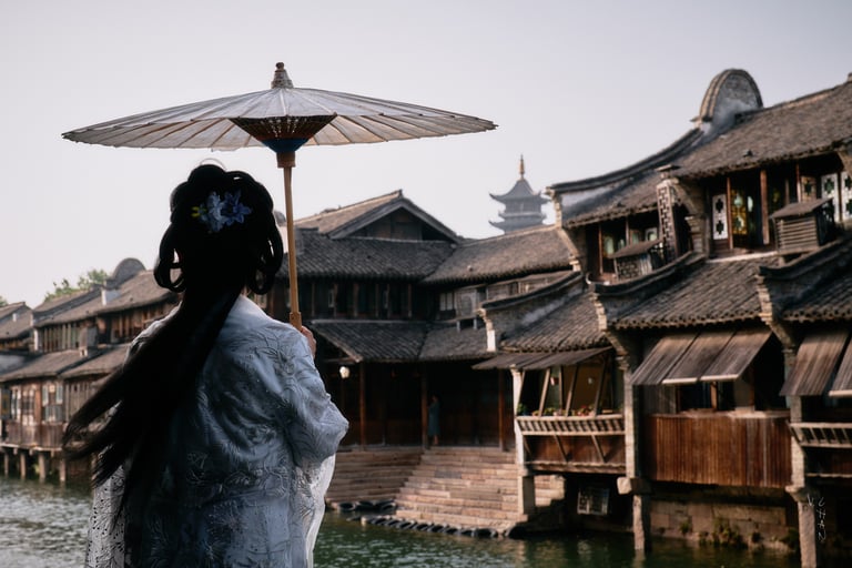 Femme en habit traditionnel chinoise à Wuzhen en Chine