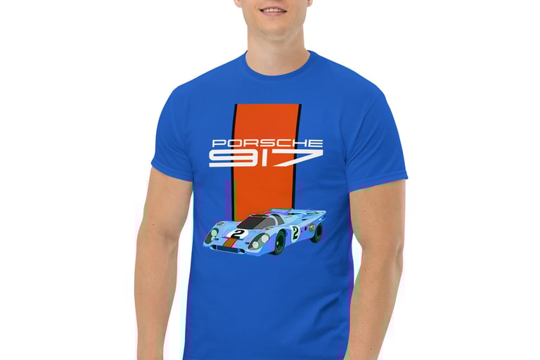 Un homme blond et musclé avec un t-shirt PORSCHE 917 bleu et orange.