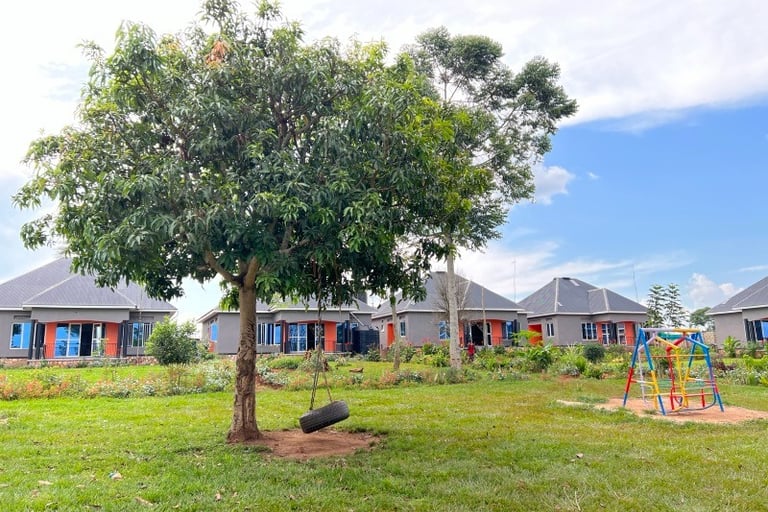 Foto mit Baum, der vor dem Baby Home steht
