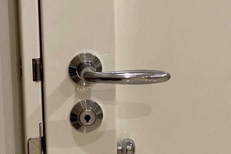 ouverture porte claquée