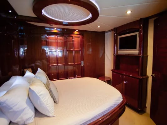 Yate Mckinna 70 en renta cabo san lucas recamara