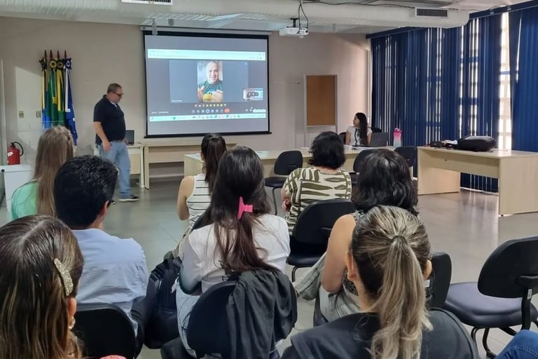 prof wanderley fazendo uma apresentação