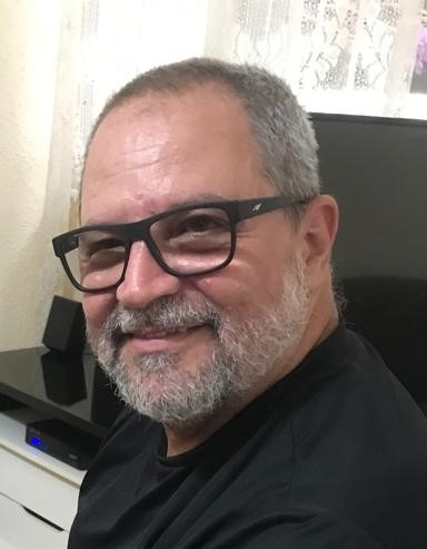 fotografia do prof wanderley usando óculos e com barba branca