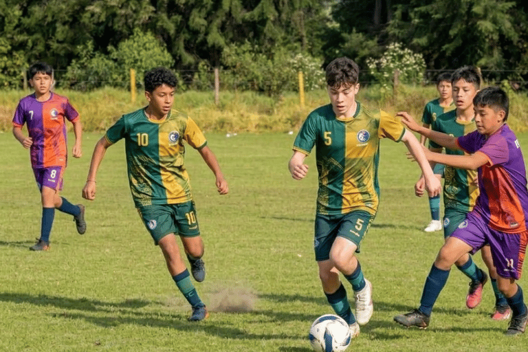 ninos-entrenando-futbol-sede-salitre-alianza-colombiana-del-deporte.jpg