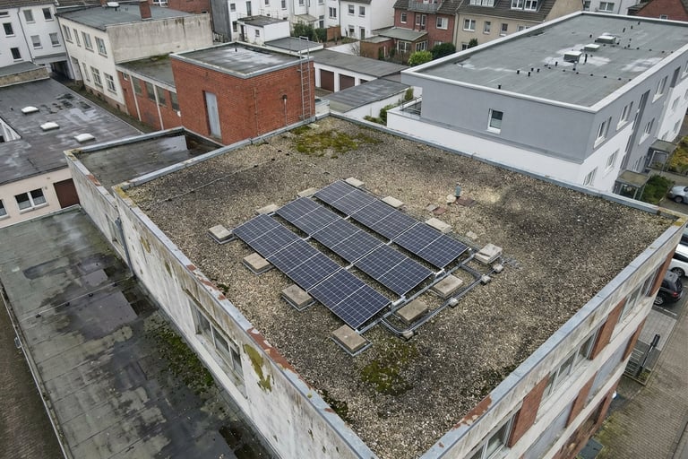 Kontrola systemu balastowego fotowoltaiki dronem na dachu płaskim