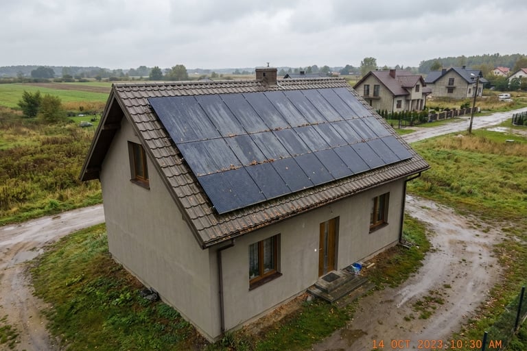 Kontrola instalacji fotowoltaicznej dronem po opadach i silnym wietrze