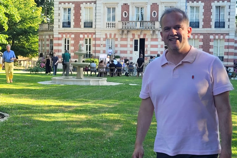 Johan Farjot devant le château de Saint Germain du Plain