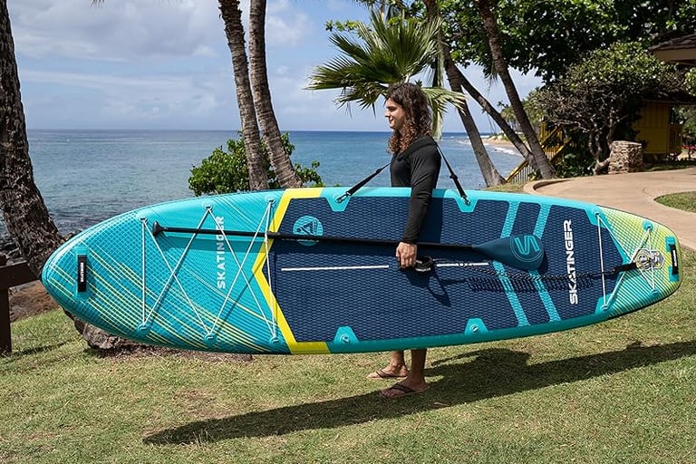 vyras nešasi irklentę Skatinger. Spalva tamsiai mėlyna, šviesiai mėlyna ir geltona