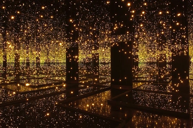 obra "Infinity Mirrored Rooms", de Yayoi Kusama
