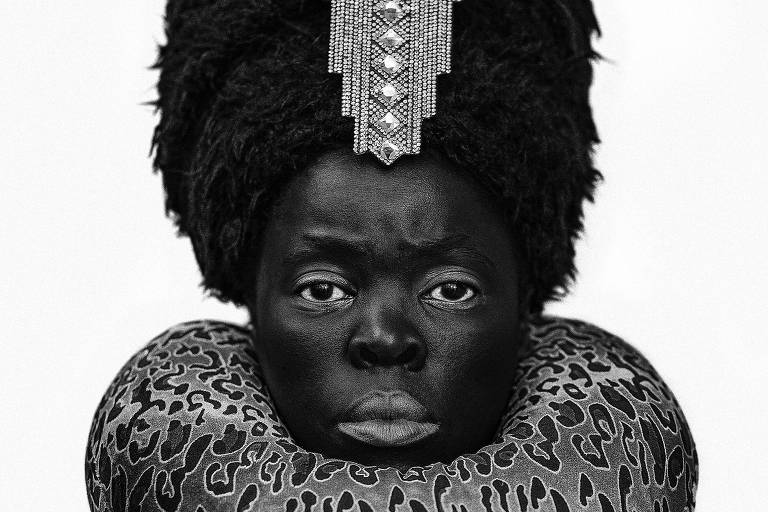 Muholi não apenas registra suas imagens, mas também resgata narrativas que foram silenciadas.