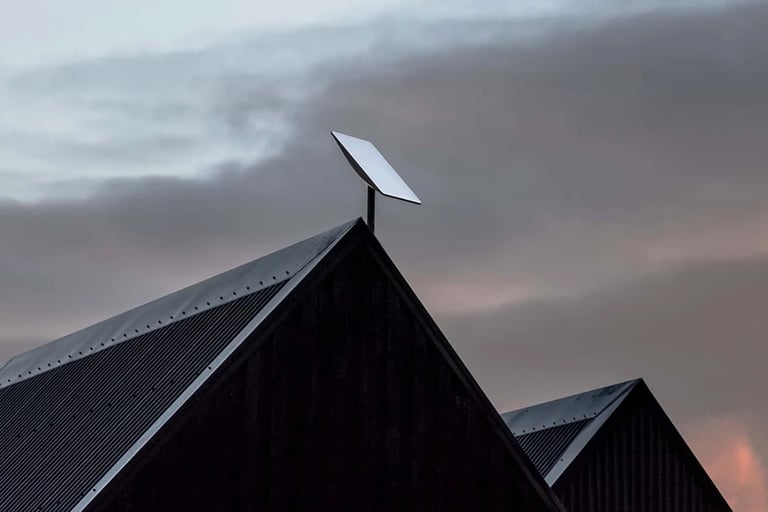 antenne Starlink sur une pointe de toît
