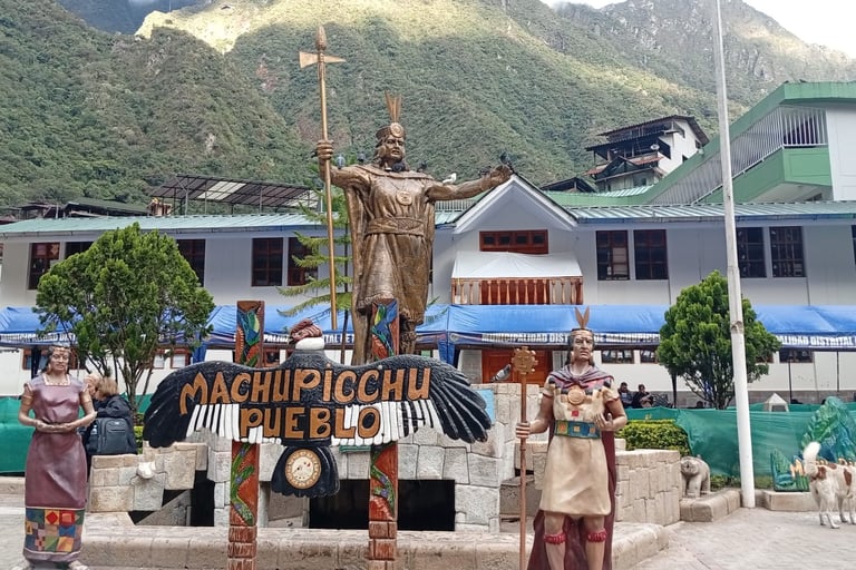 Statua centrale di Machu Picchu Pueblo