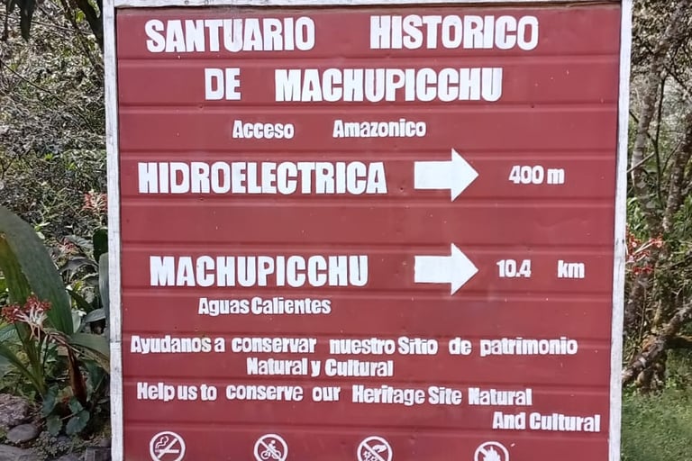 Cartelli per raggiungere Machu Picchu da Hidroelectrica