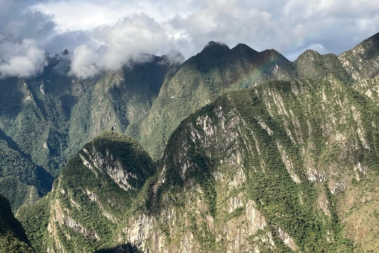 Vista panoramica dei monti circostanti Machu Picchu