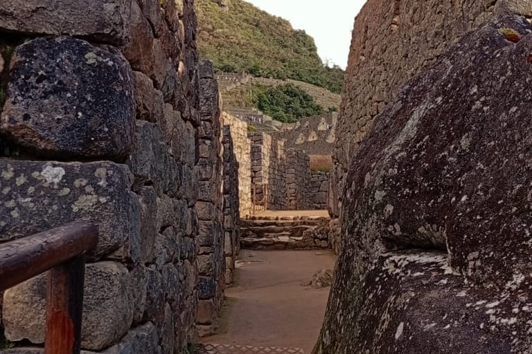 Entrare nelle rovine di Machu Picchu