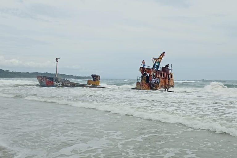 Consigli di viaggio in Costa Rica - barca in mare relitto