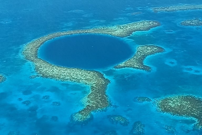 Volo panoramico sopra il Great Blue Hole in Belize