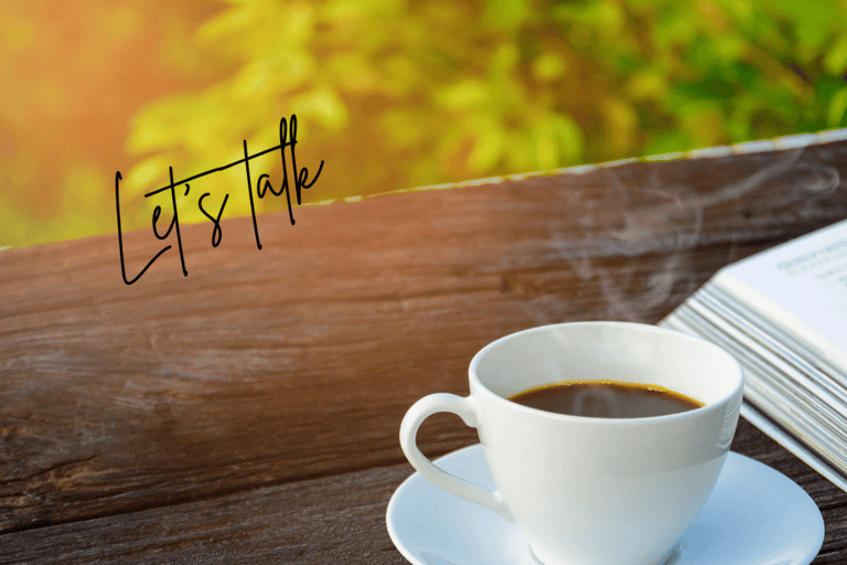 Een kopje koffie met de woorden "Lets talk" erbij