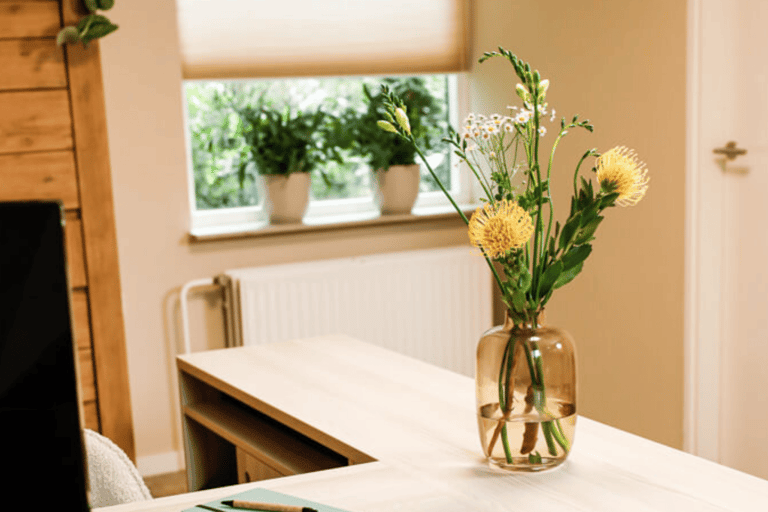 Een mooie bloemenvaas op het bureau in de praktijkruimte van Refunction