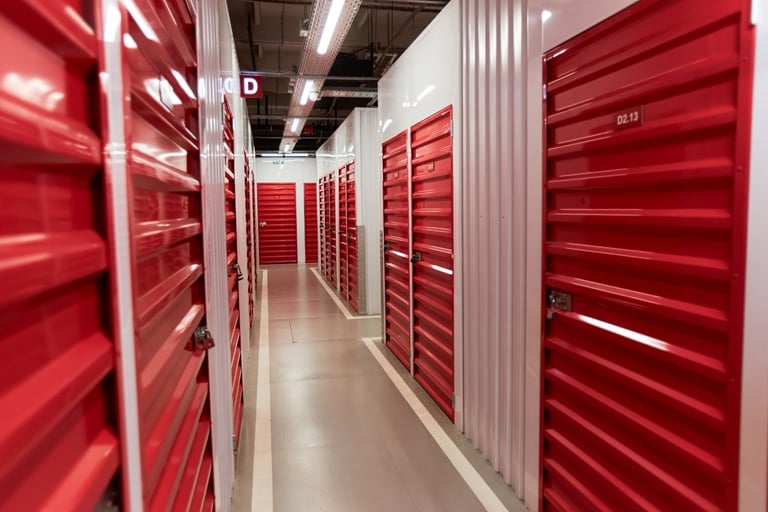 Box de stockage rempli de cartons et d'objets entassés — le piège du stockage inutile