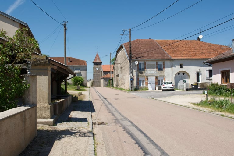 Rue de la Sue im Jahr 2024. Im Hintergrund die Kirche Saint Maur.