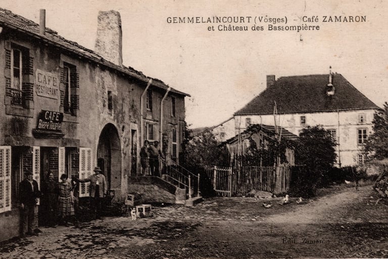 Café Zamaron in Gemmelaincourt mit dem Schloss Bassompierre im Hintergrund