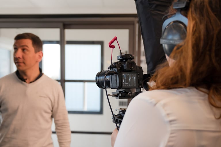 Vidéaste corporate, Léa olivier, en tournage entreprise
