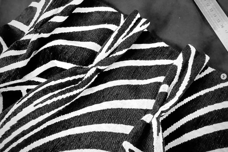 Gros plan de plis flamands sur rideaux noirs et blancs