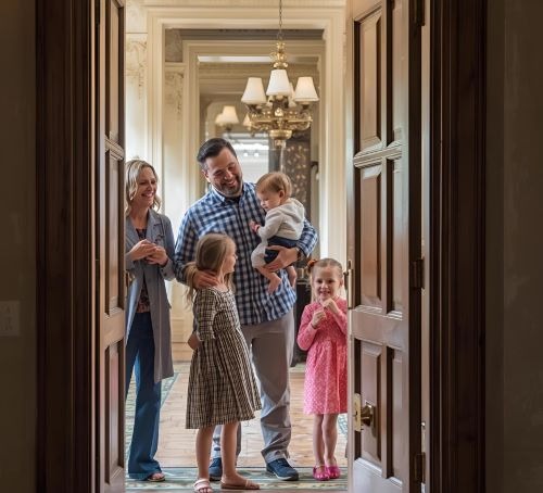 young family visiting the belle maede mansion in nashville