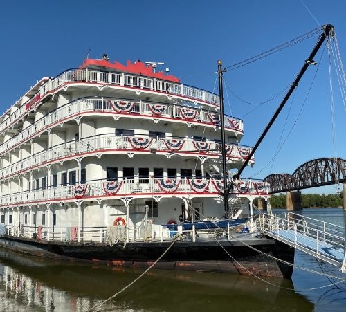 cruiseship on the mississipi river