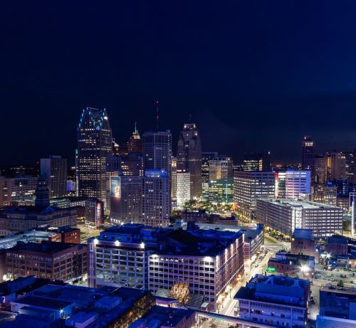 a city skyline at night time
