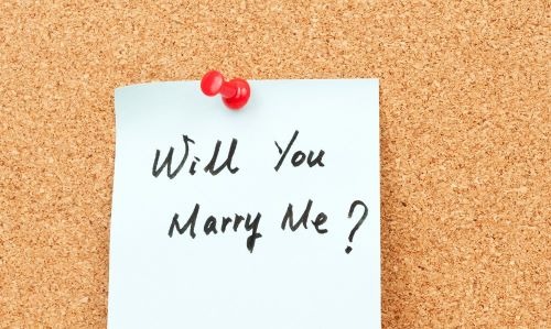 a note paper pinned to a cork board with a message