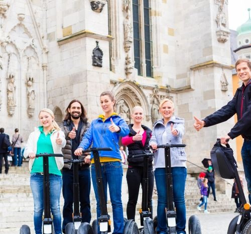 a group of people standing around a group of segway segway se