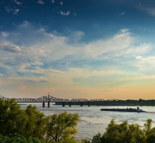 a large bridge spanning the mississipi river