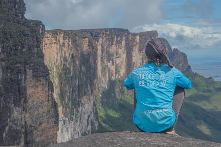 Guía de Destino Roraima sentado en la cima del tepuy Roraima