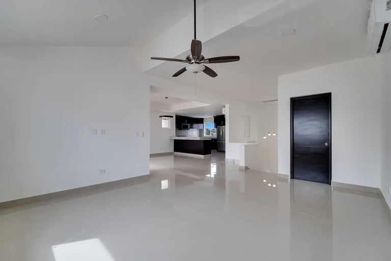 Before virtual staging: Empty living room of a property for sale in Los Cabos.