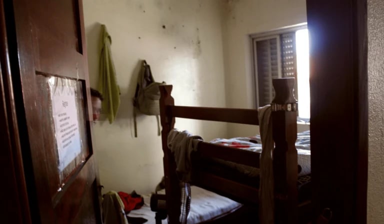 Imóvel de cerca de 80 m² tinha 12 trabalhadores, entre garçons e passadores.