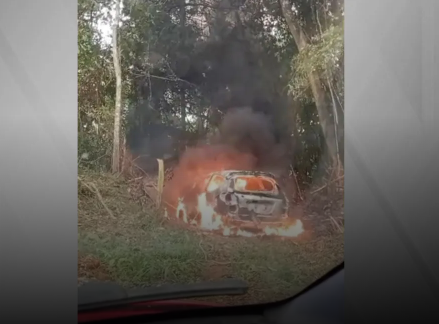 Carro do PM foi encontrado em chamas • Reprodução - CNN brasil