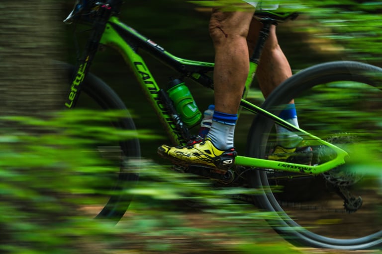 mtb rider using clipless pedals